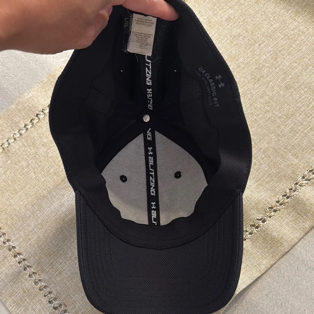 Under Armour Black Athletic Hat Sleek Design
